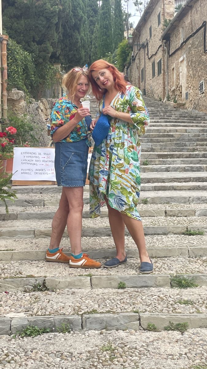 Ramona und Illona vor der Kalvarientreppe in Pollença, Mallorca.