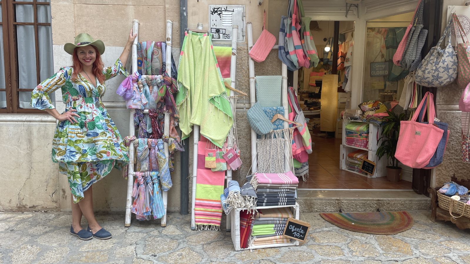 Ramona vor Boutique in der Altstadt von Pollença auf Mallorca.
