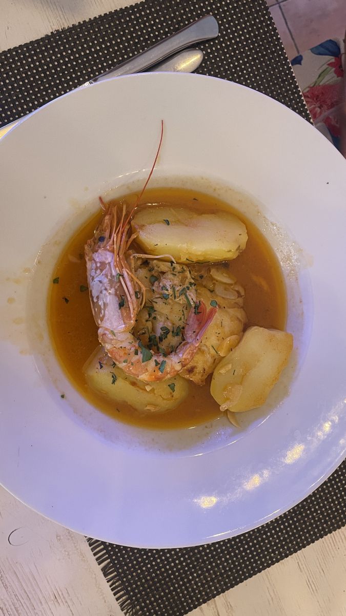 Nahaufnahme eines Fischgerichts mit Garnelen in Pollença.
