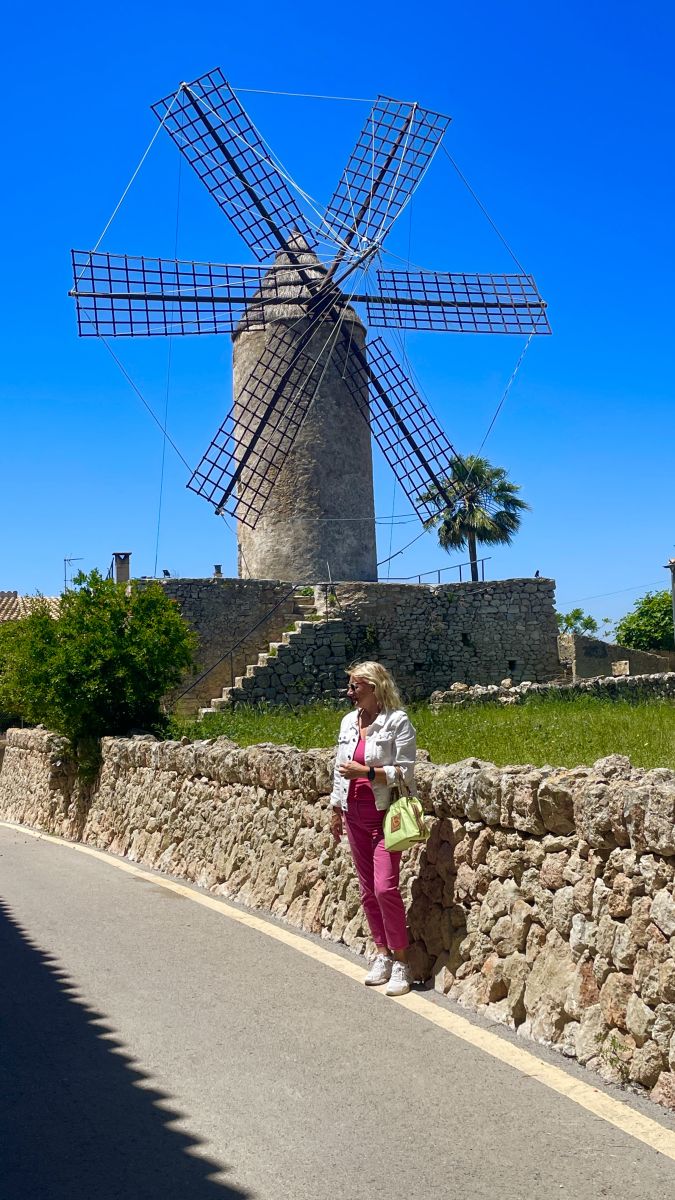 Claudia vor einer historischen Mühle – typisch mallorquinisches Flair an einem der schönsten Orte auf Mallorca
