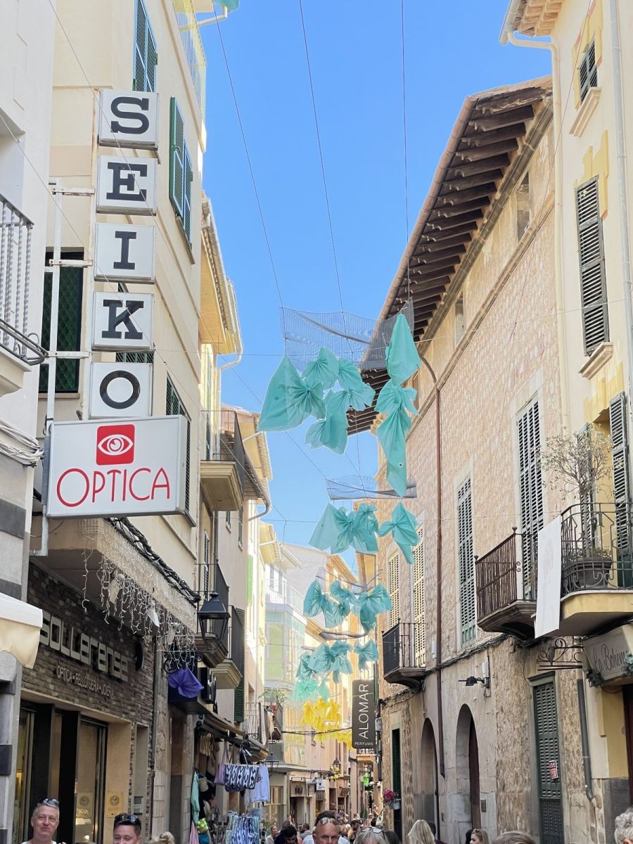 Fußgängerzone in Sóller – Einkaufsstraße mit mediterranem Ambiente