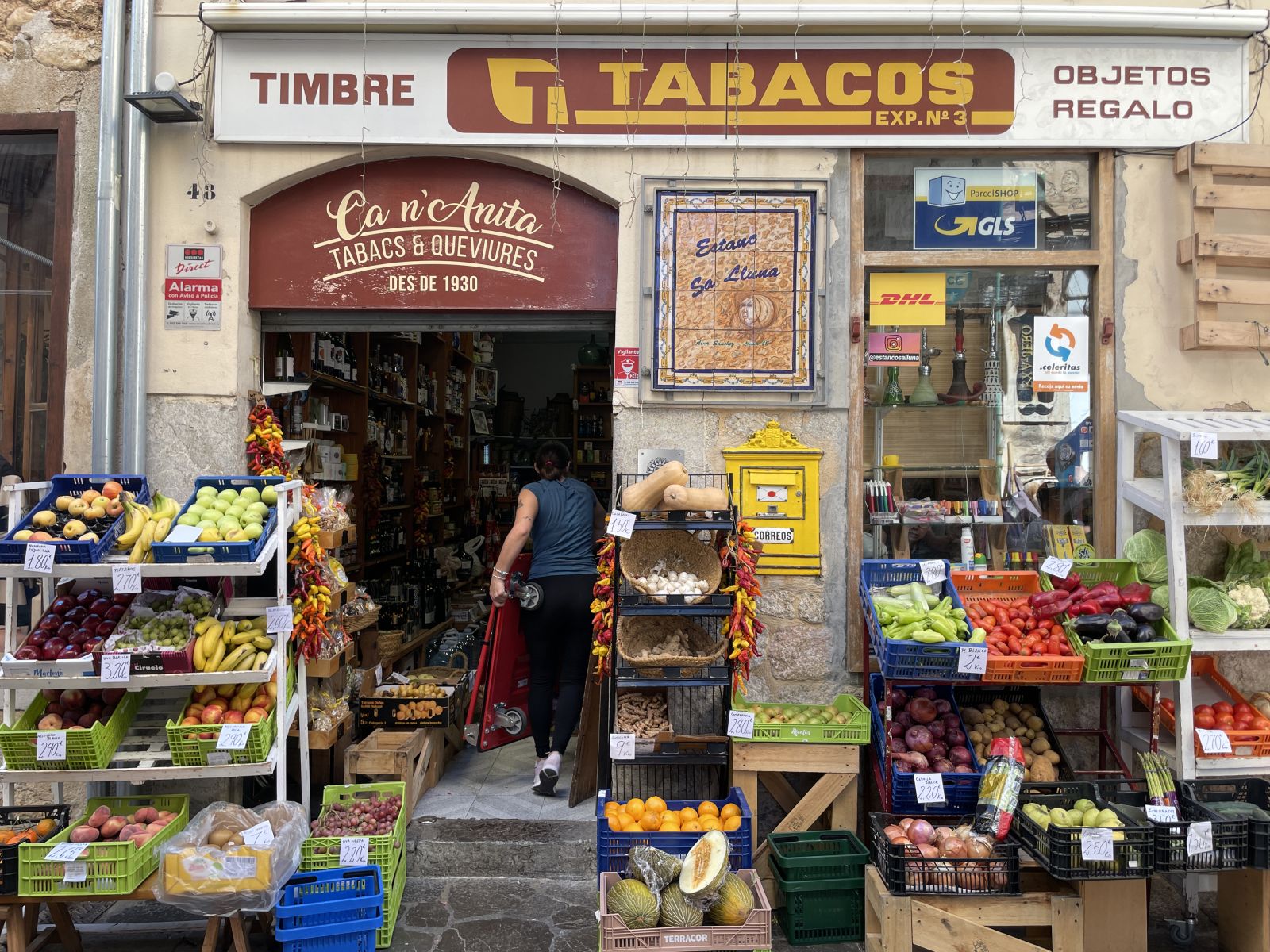 Kleiner Tabakladen in Sóller mit Verkaufsstand für frisches Gemüse
