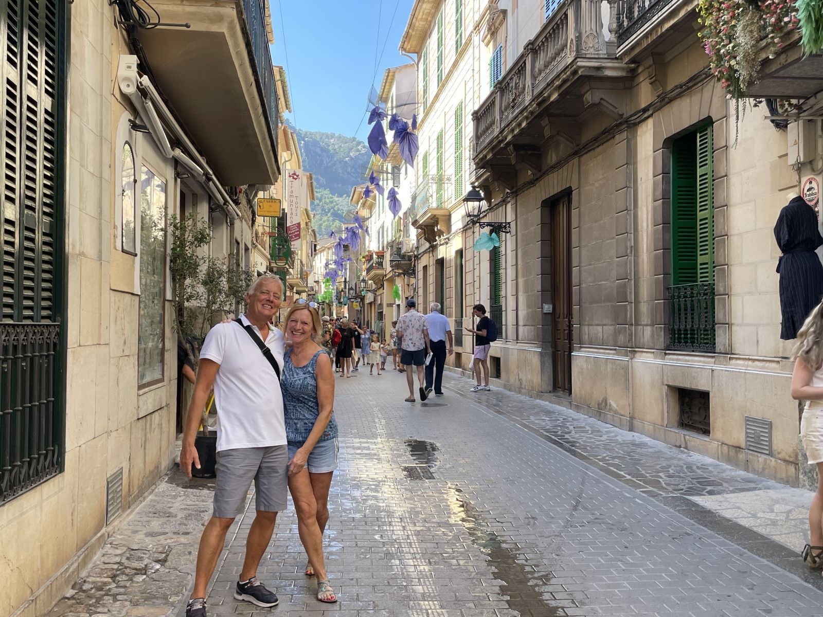 Axel und Ilona gemeinsam unterwegs in der Fußgängerzone von Sóller