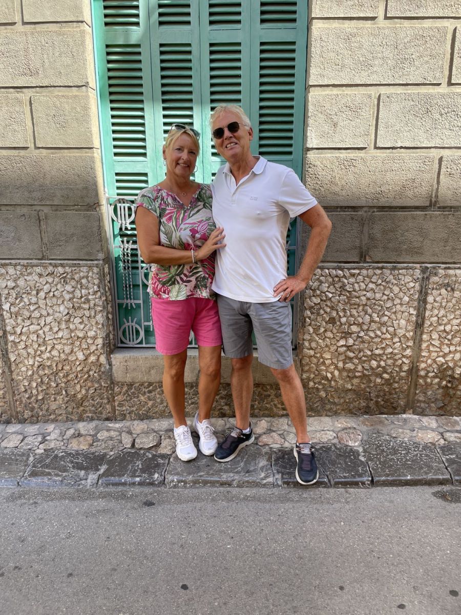 Persönlicher Moment in der Altstadt von Sóller mit Axel und Claudia