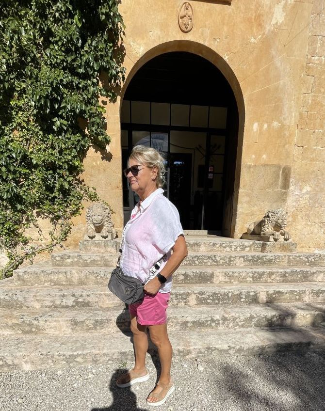 Claudia vor dem historischen Eingang des Herrenhauses Els Calderers auf Mallorca.