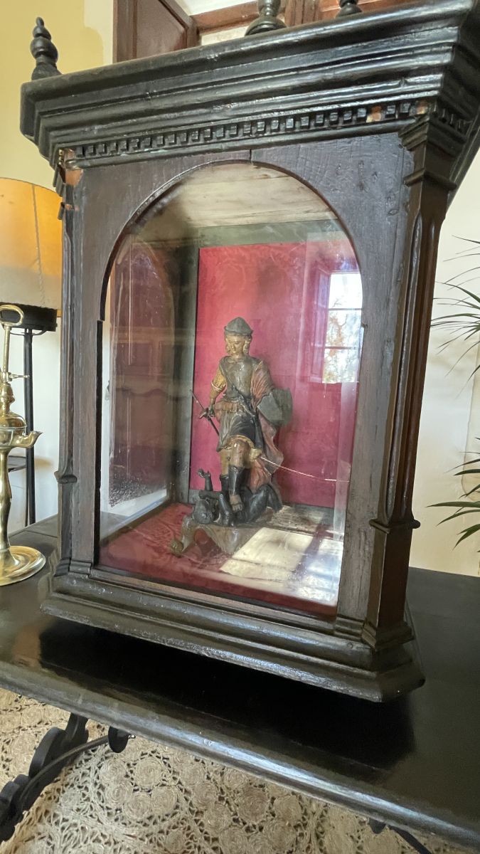 Holzschnitzfigur in Glaskasten im Museum Els Calderers Mallorca – traditionelle mallorquinische Handwerkskunst und historische Ausstellung in Manacor.