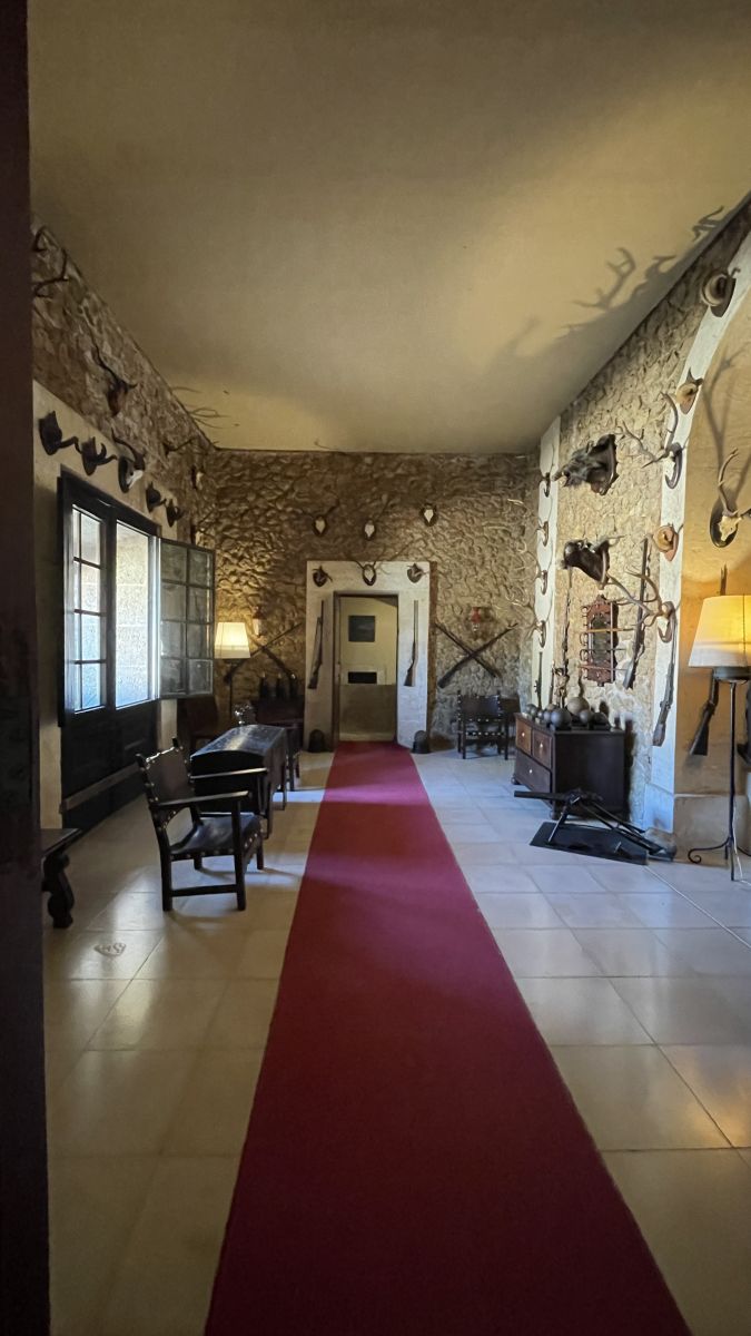 Historisches Jagdzimmer im Museum Els Calderers auf Mallorca.