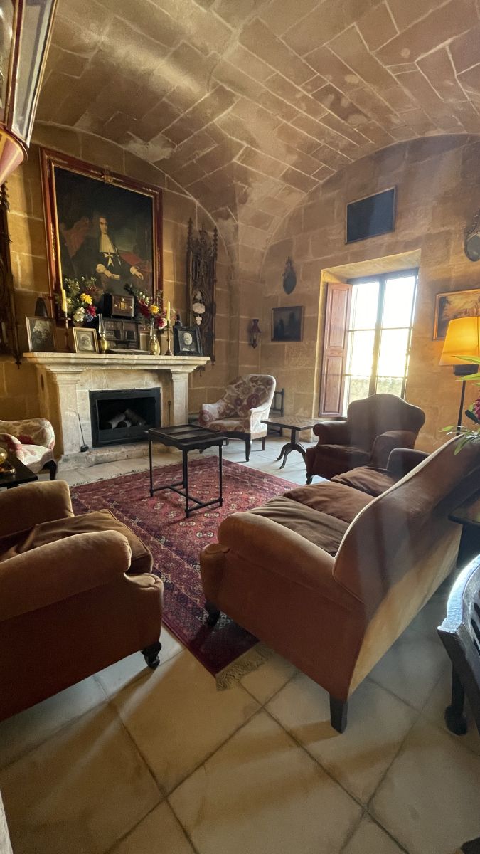 Wohnzimmer der Damen im historischen Landgut Els Calderers auf Mallorca.