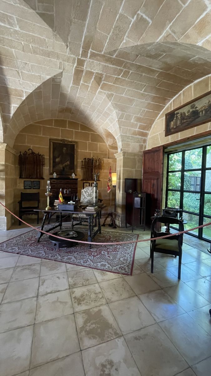 Historischer Aufenthaltsraum im Museum Els Calderers auf Mallorca.