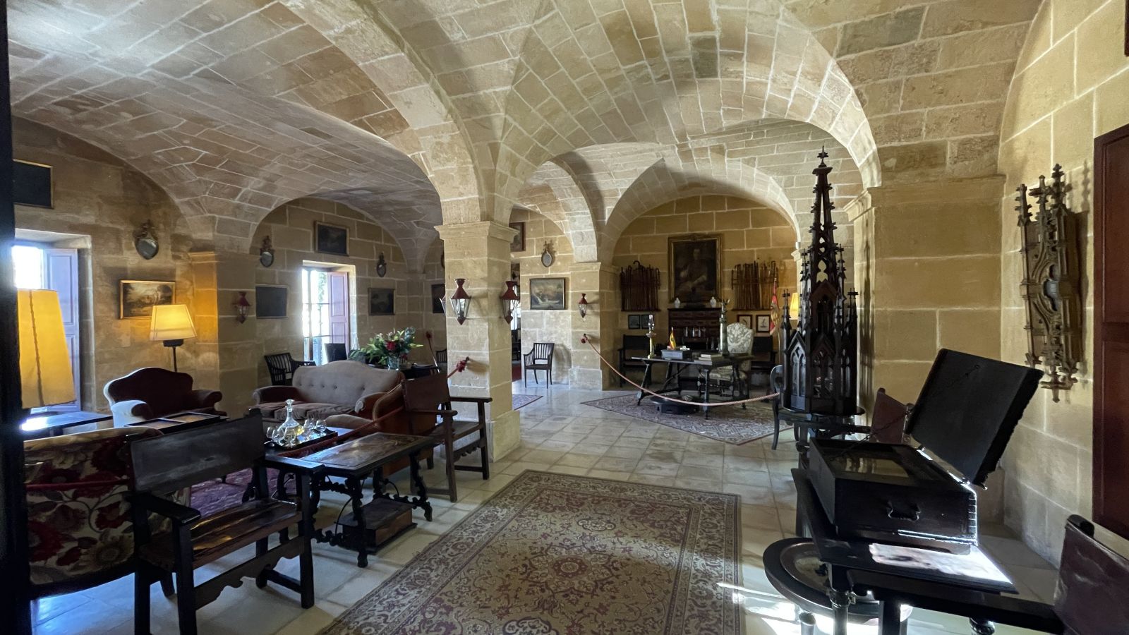 Wohnzimmer im historischen Herrenhaus Els Calderers auf Mallorca mit authentischem Inselcharme.
