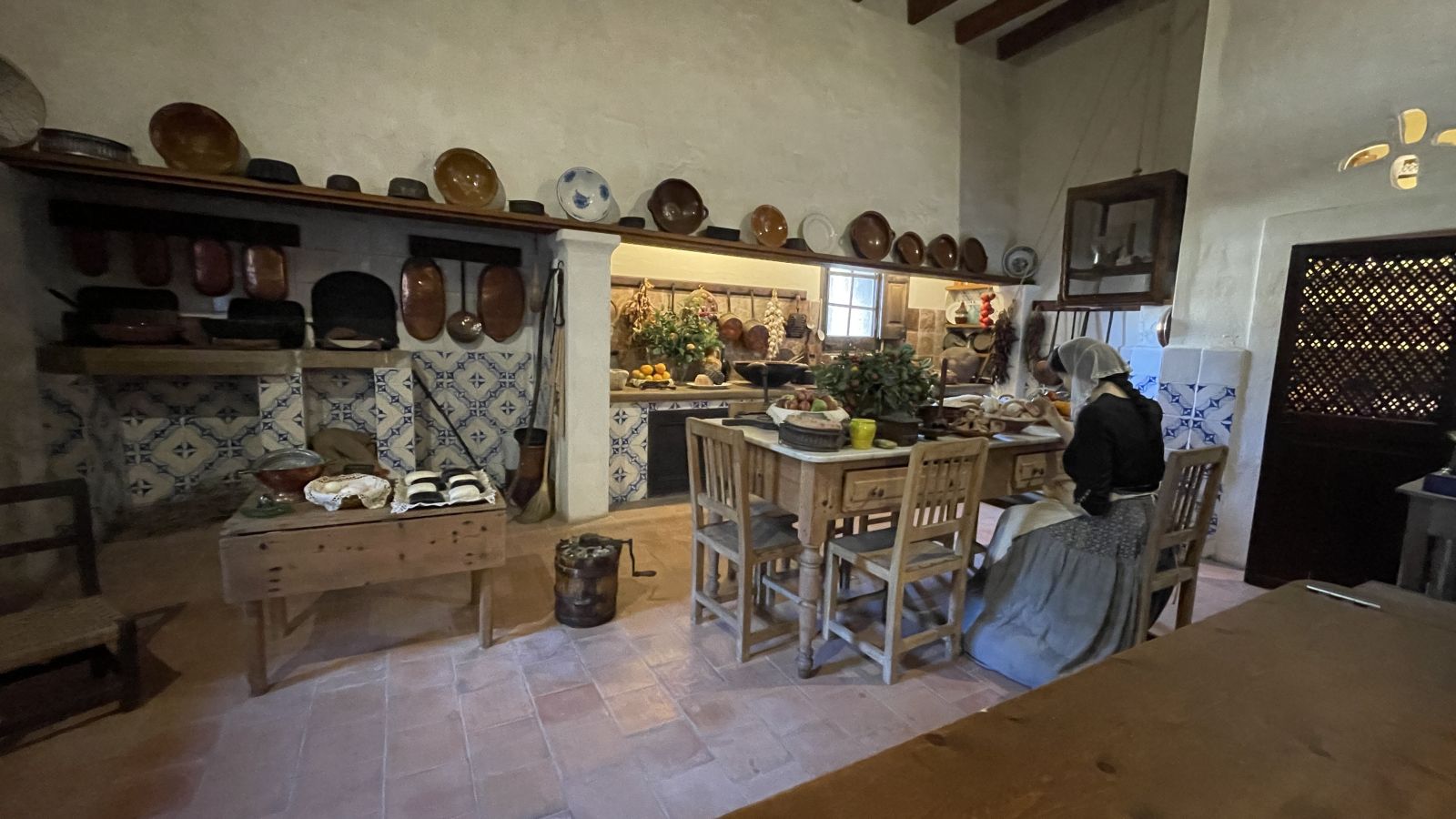 Küche im Herrenhaus Els Calderers auf Mallorca mit originalen historischen Details.