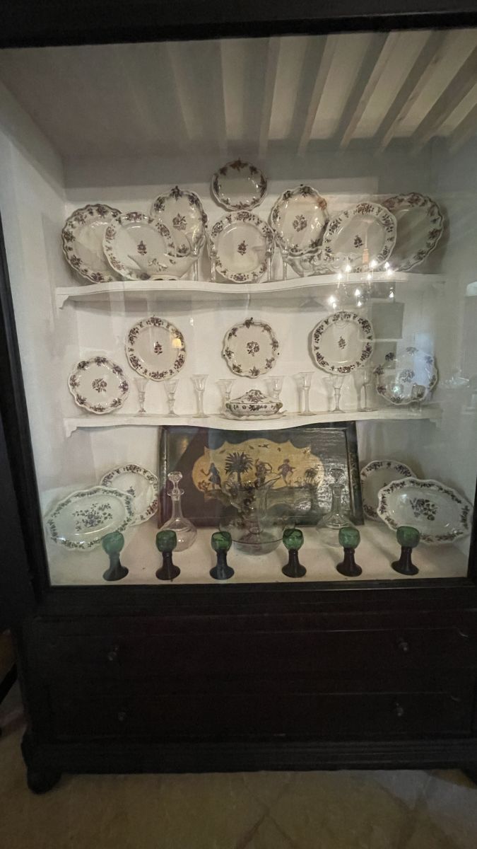 Hochwertiges Porzellan in der Ausstellungsvitrine des Museums Els Calderers auf Mallorca.