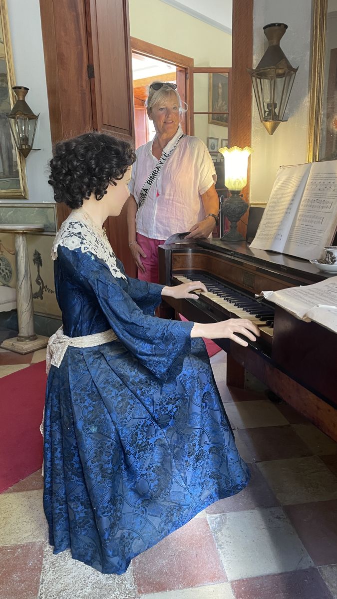 Claudia im historischen Musikzimmer im Museum Els Calderers auf Mallorca.