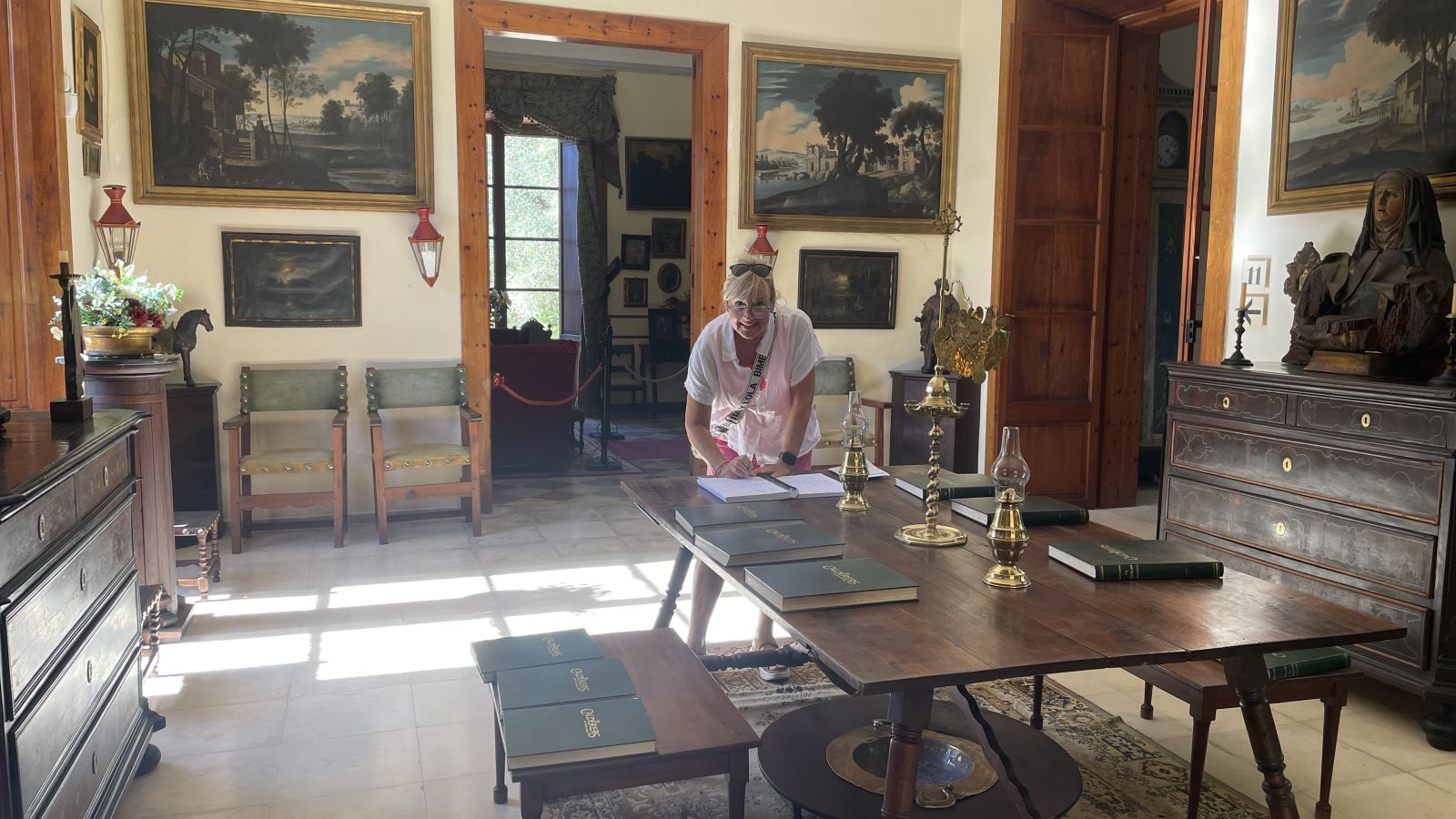 Empfangsraum im Herrenhaus Els Calderers auf Mallorca mit authentischem historischen Ambiente.