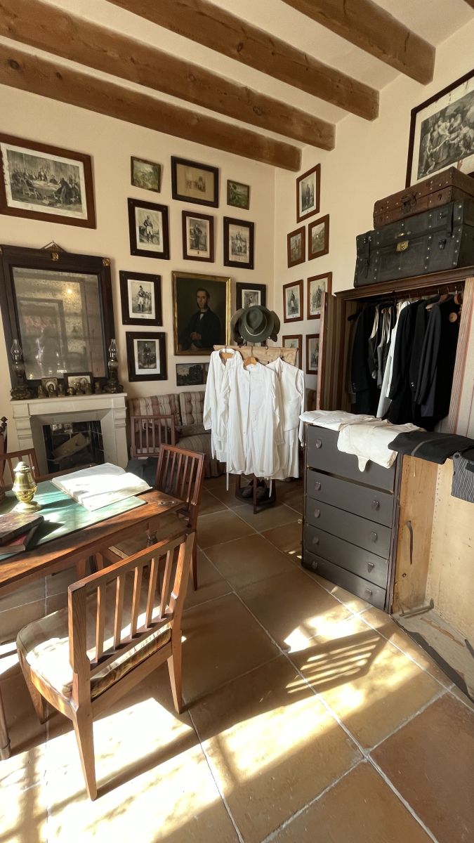 Historischer Ankleideraum der Herren im Museum Els Calderers auf Mallorca.
