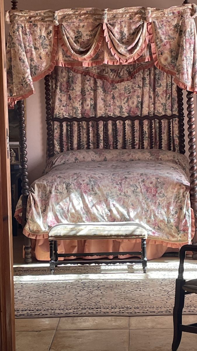 Historisches Schlafzimmer im Museum Els Calderers auf Mallorca.