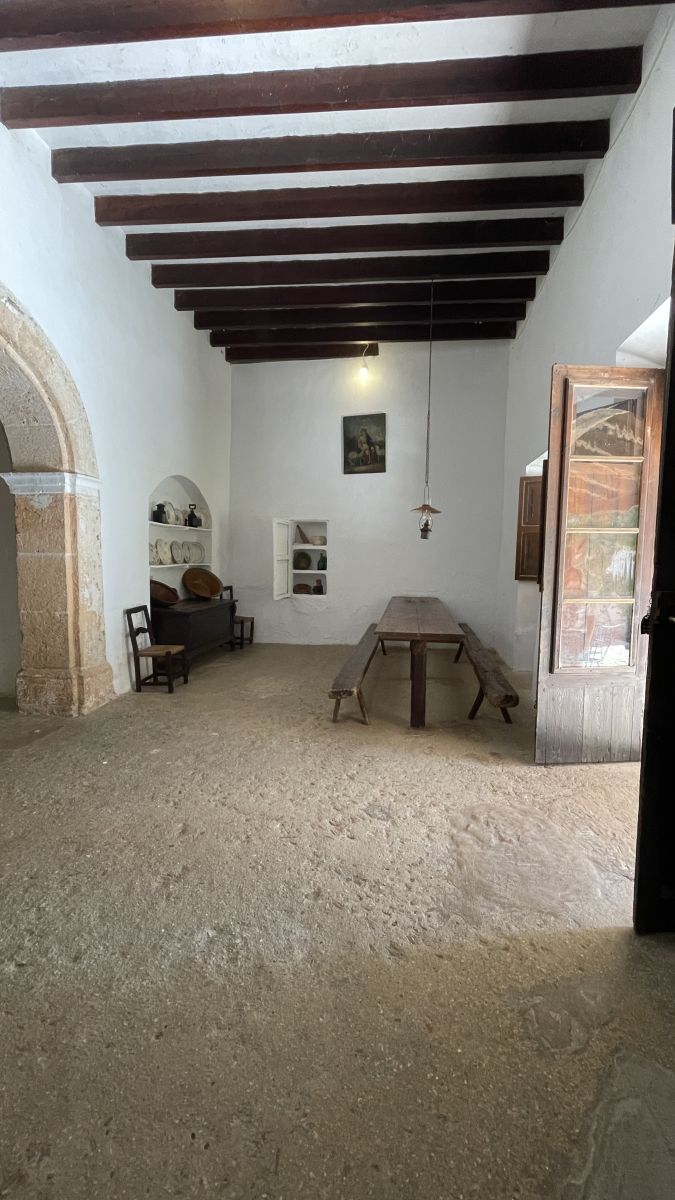 Essraum der Bediensteten im historischen Herrenhaus Els Calderers auf Mallorca.