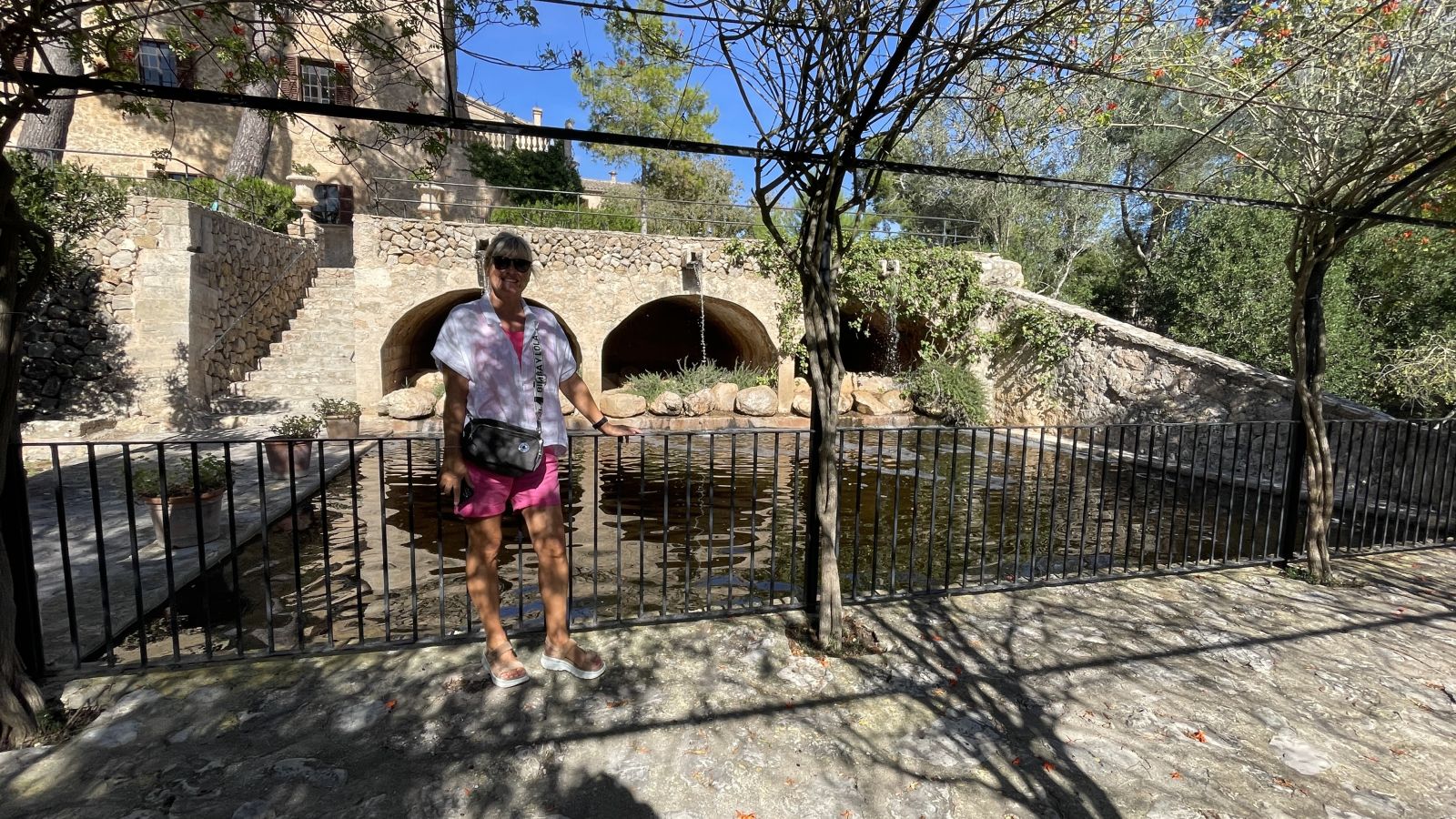 Innenhof mit Gartenteich im historischen Herrenhaus Els Calderers auf Mallorca