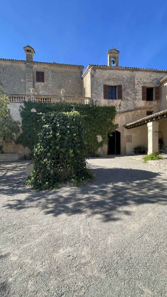 Innenhof des historischen Herrenhauses Els Calderers auf Mallorca mit traditioneller Architektur.