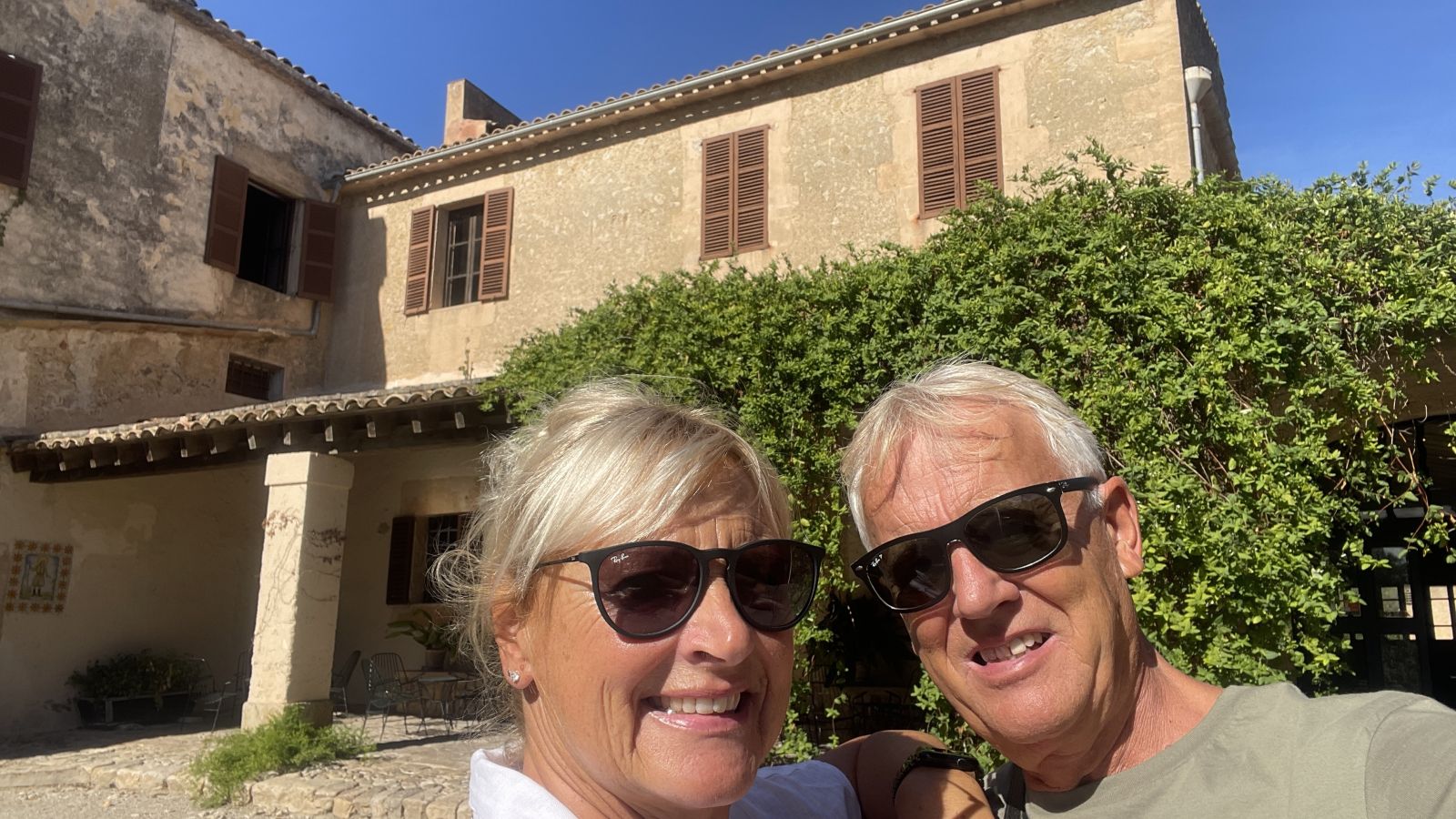 Axel und Claudia vor dem historischen Haupthaus des Herrenhauses Els Calderers auf Mallorca.