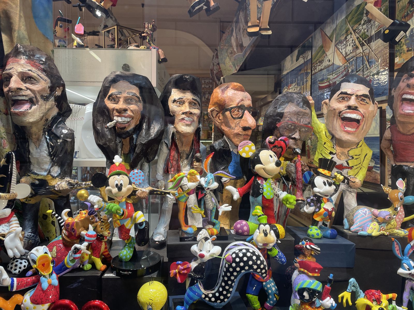 Fantasievolle Skulpturen in den Schaufenstern von Barcelona.