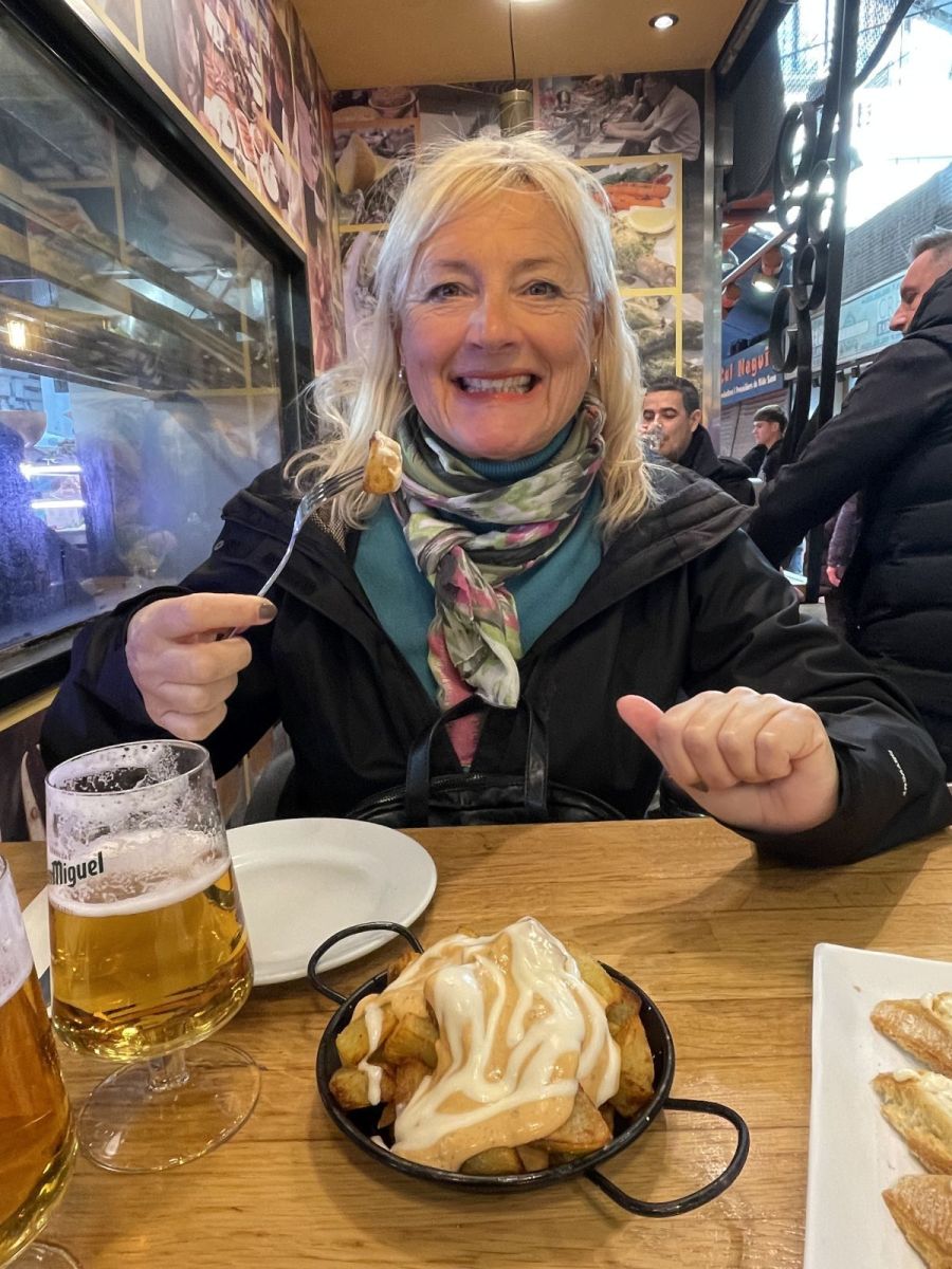 Claudia mit Patatas Bravas – Klassiker der spanischen Küche in Barcelona.