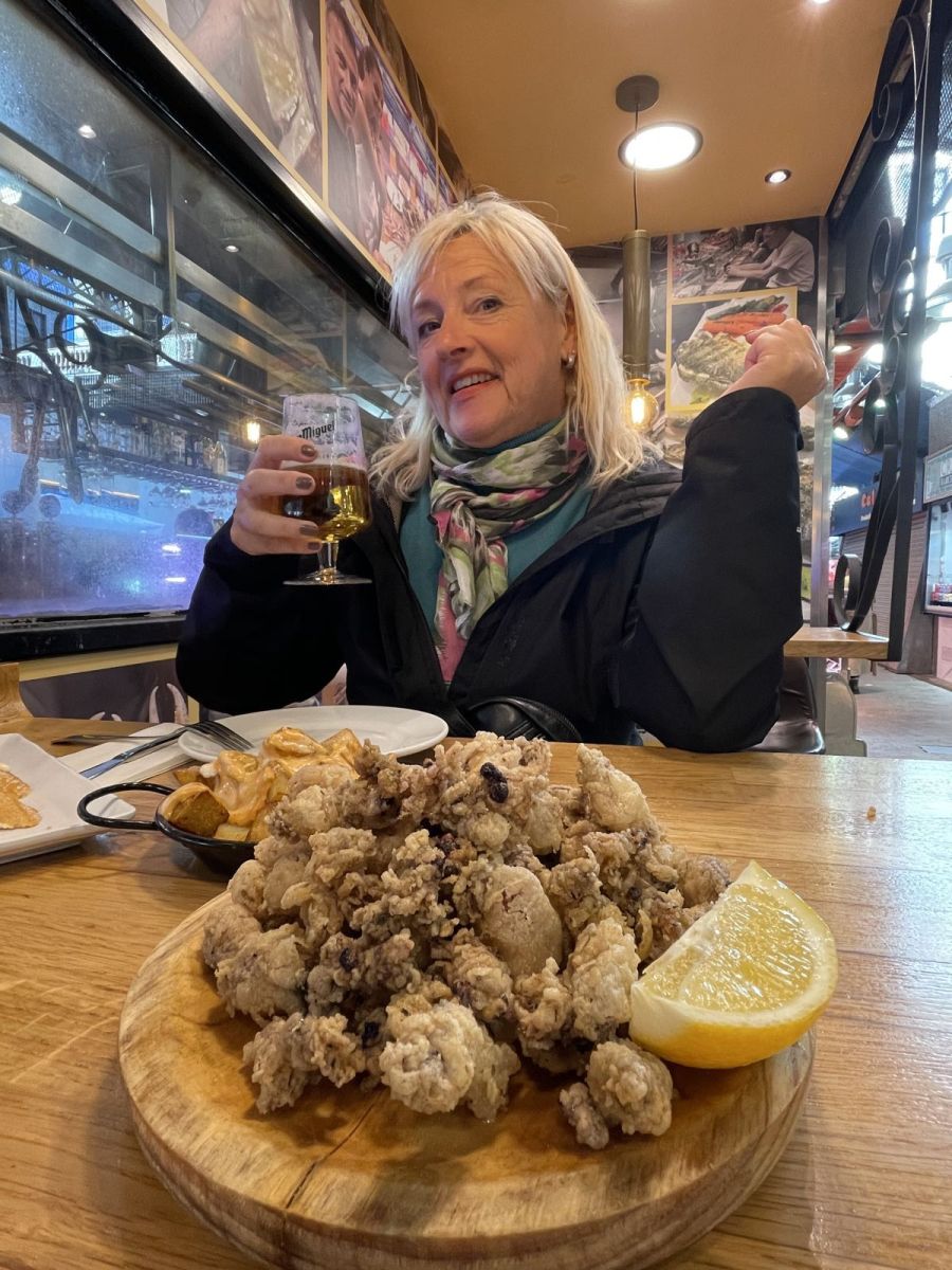 Claudia mit Chipirones – spanische Tapasküche in Barcelona erleben.