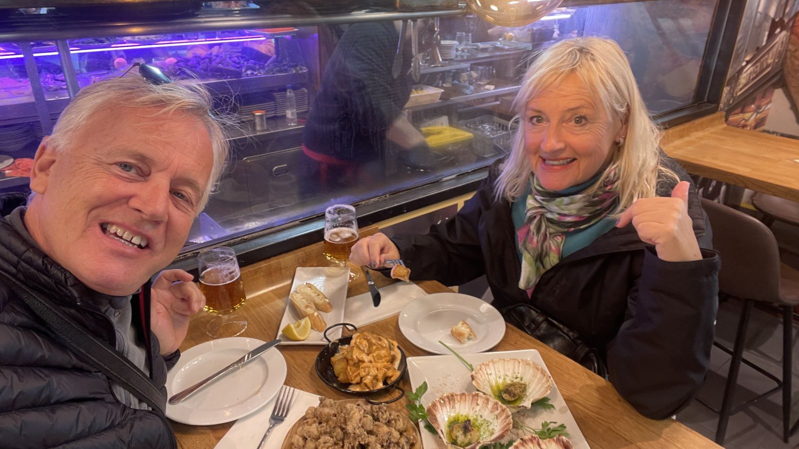 Claudia und Axel schlendern durch den farbenfrohen Markt in Barcelona und entdecken regionale Spezialitäten.