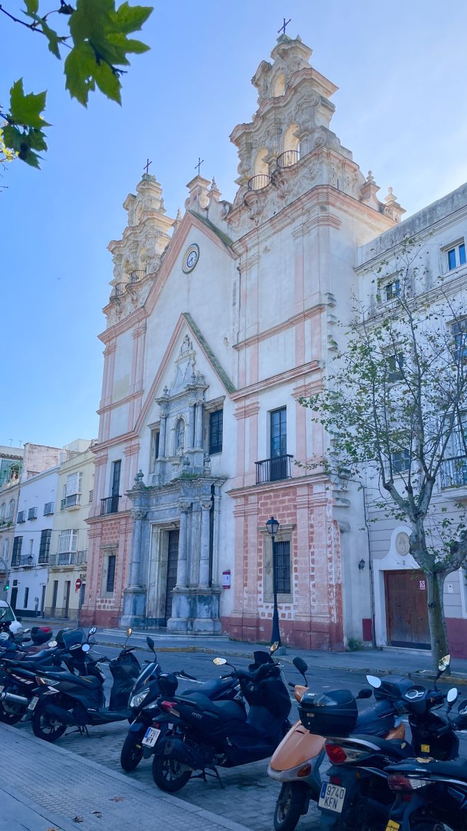 Historisches Gebäude in Cádiz – andalusischer Baustil im Stadtbild