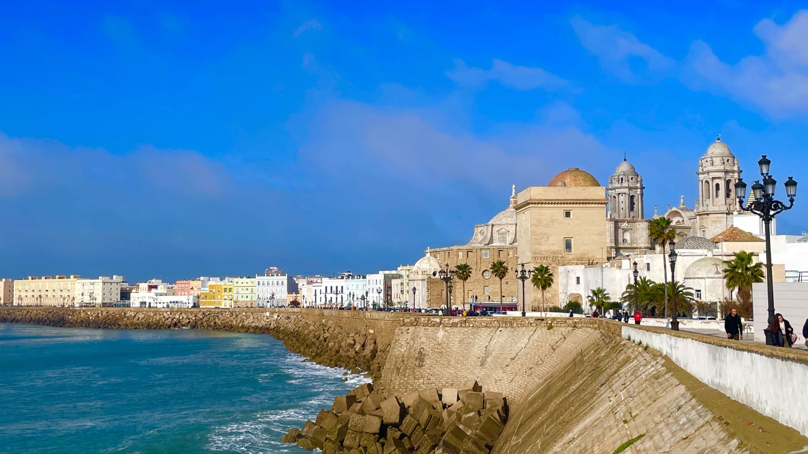 Stadtansicht von Cádiz vom Atlantik aus – ein maritimes Postkartenmotiv.