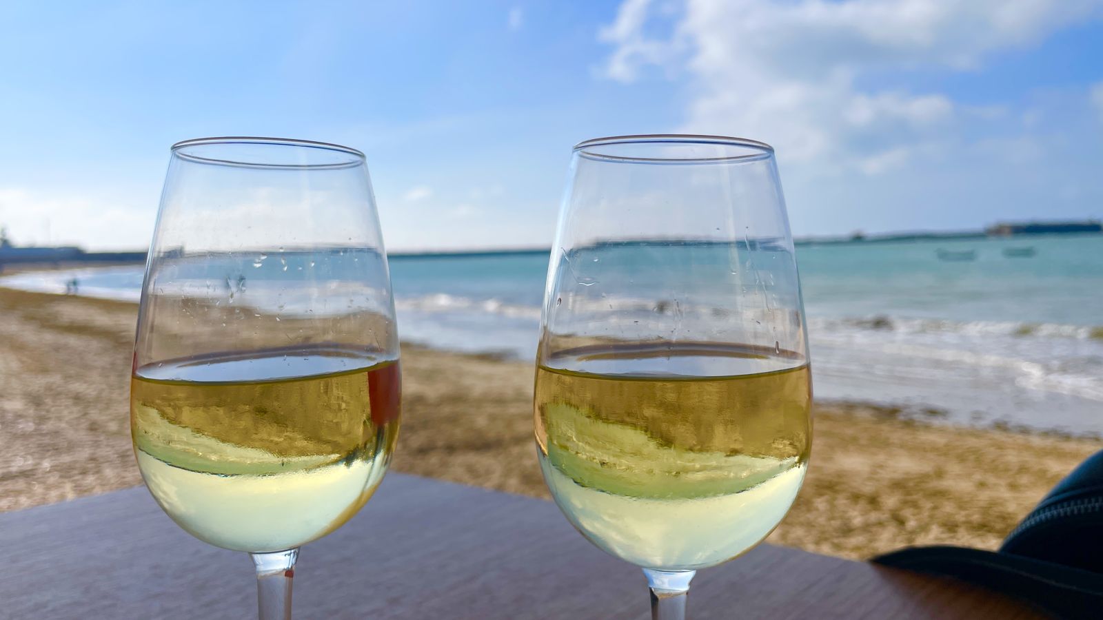 Zwei Gläser andalusischer Wein – Sonnenuntergangsgenuss in Cádiz