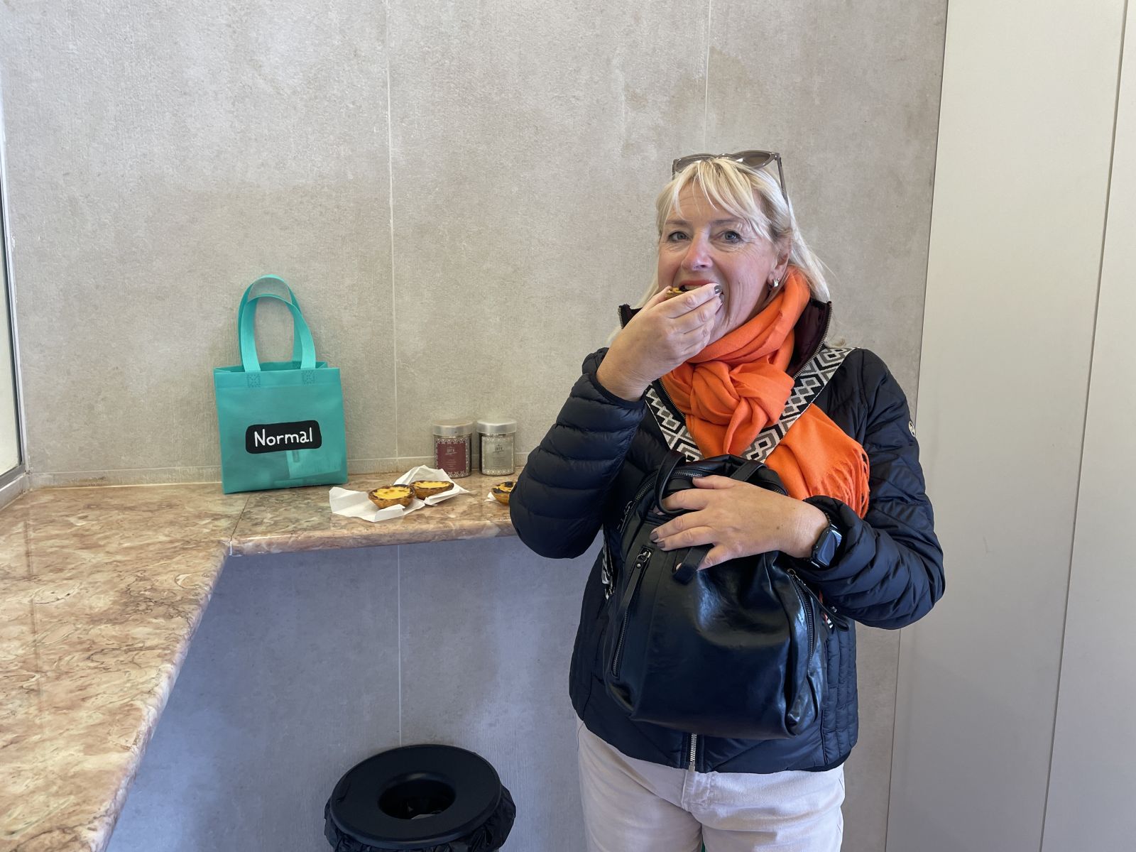 Claudia mit Crema Nata – süße Pause in Cartagena.