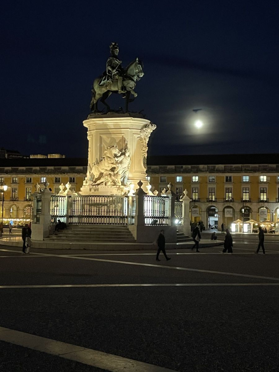 Denkmal mit Reiter – historischer Platz in Lissabon entdecken