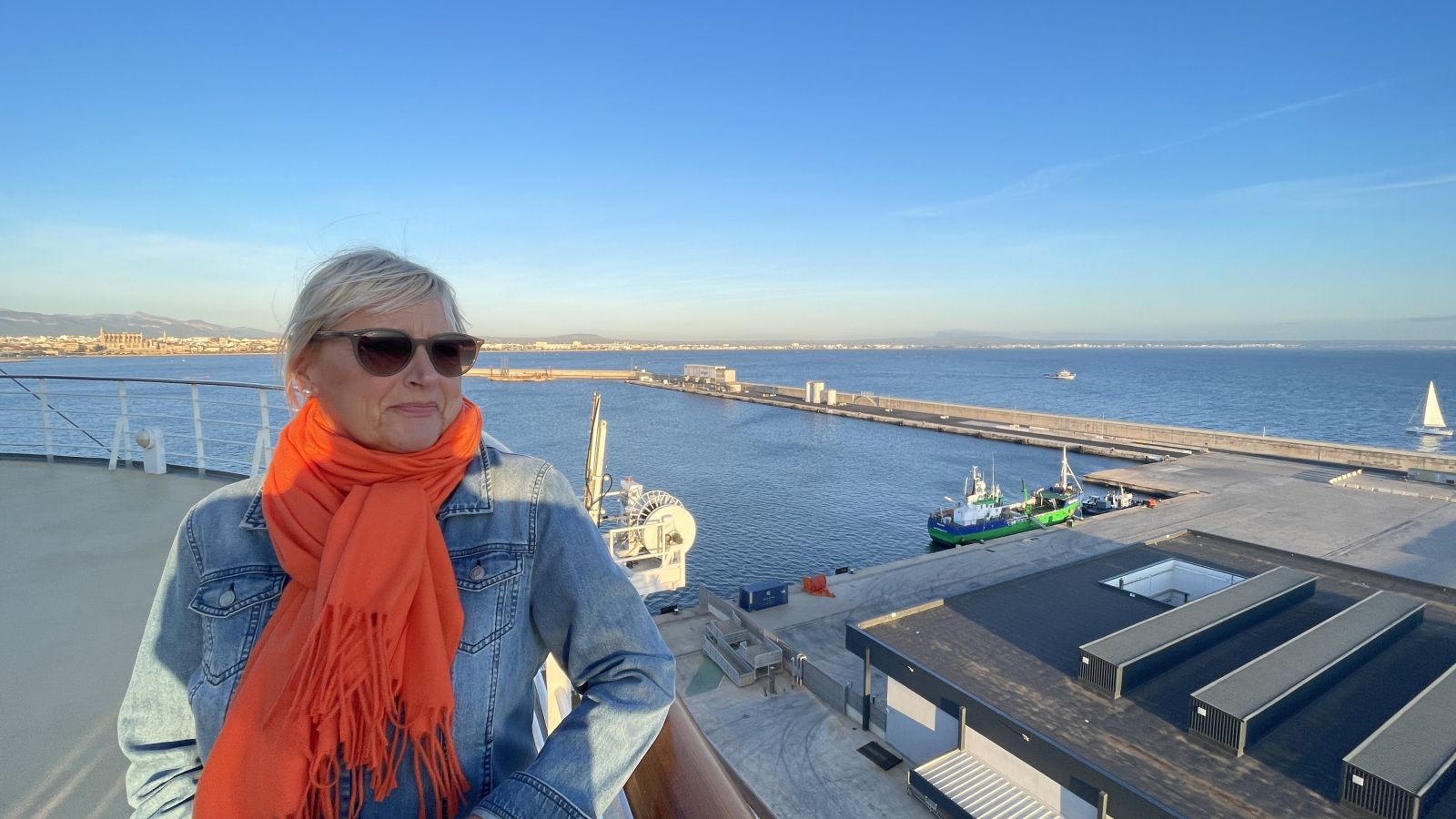 Claudia überblickt die Altstadt von Lissabon – ein unvergesslicher Ausblick.
