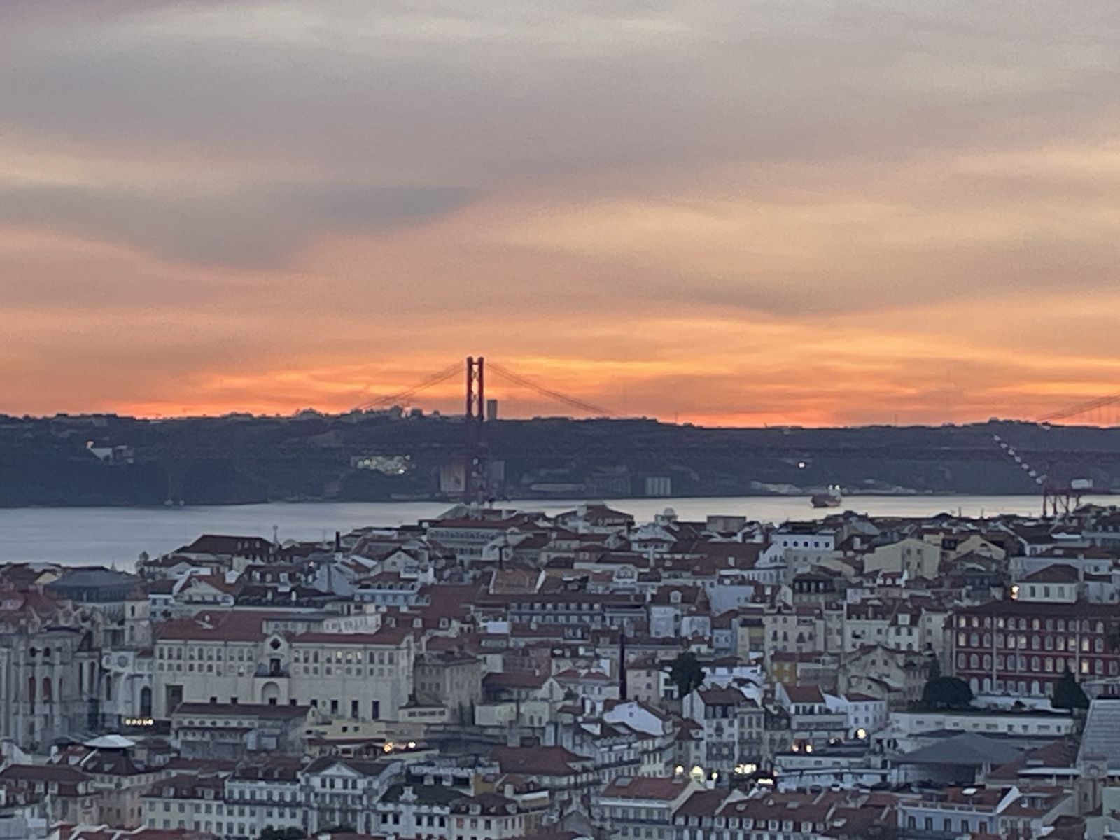 Lissabon von oben – mit Blick auf den Tejo und die Ponte 25 de Abril.