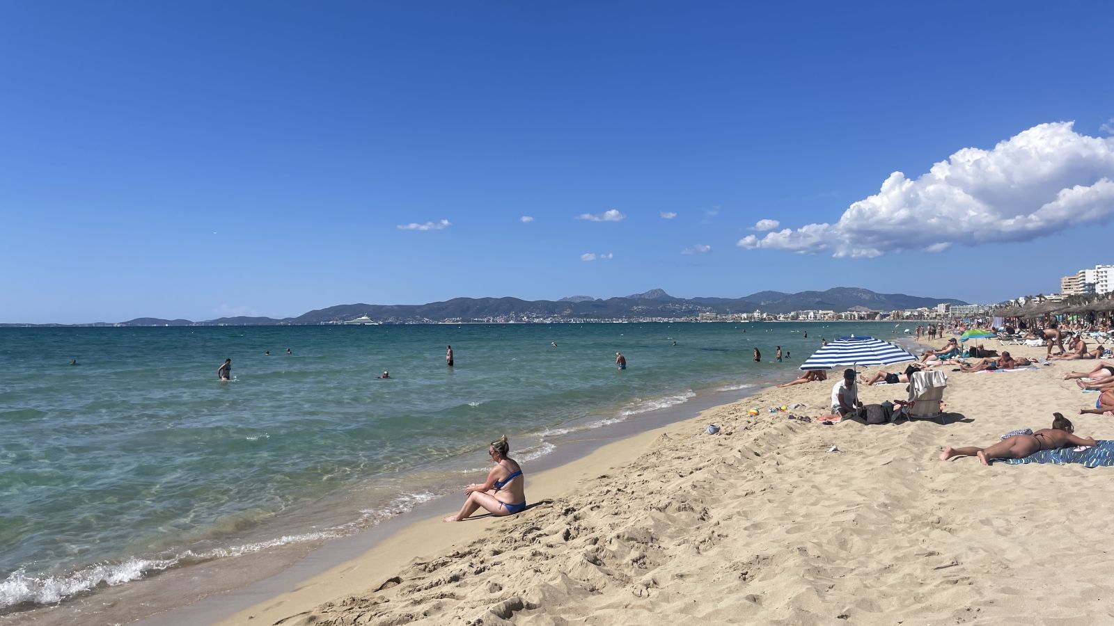 Strand und Meer an der Playa de Palma auf Mallorca – feiner Sandstrand, türkisblaues Wasser und mediterranes Flair.