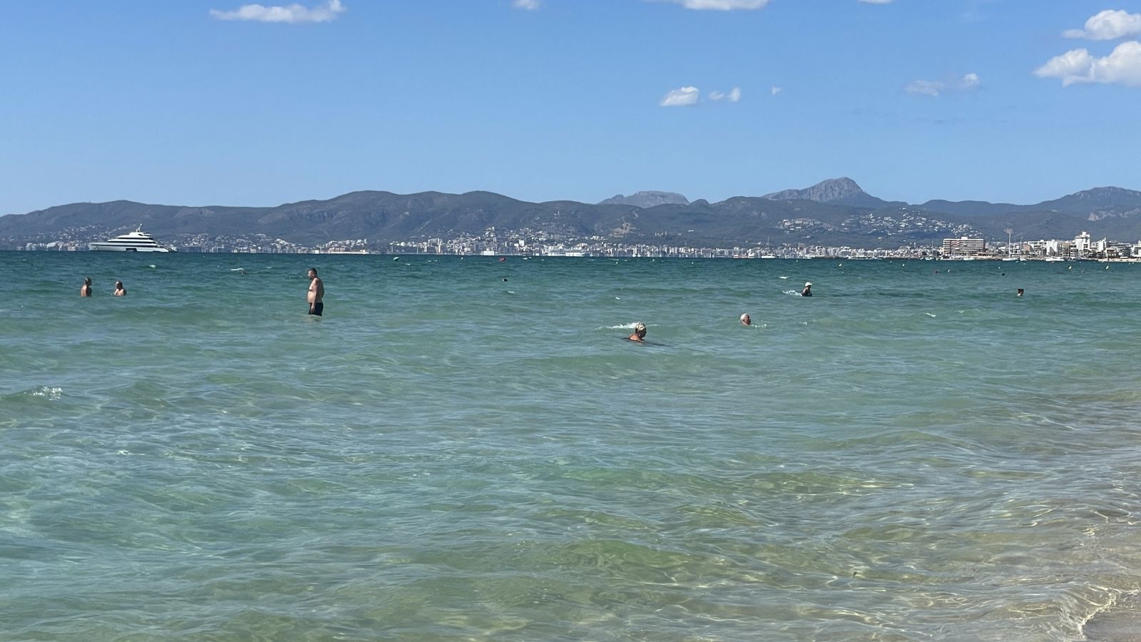 Weitläufiger Strand mit klarem Meer an der Playa de Palma auf Mallorca – ideales Reiseziel für Sonnenliebhaber.