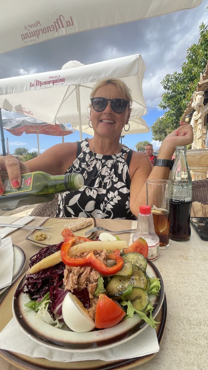 Claudia isst einen frischen Salat im Restaurant an der Playa de Palma auf Mallorca – gesunder Genuss unter der Sonne.