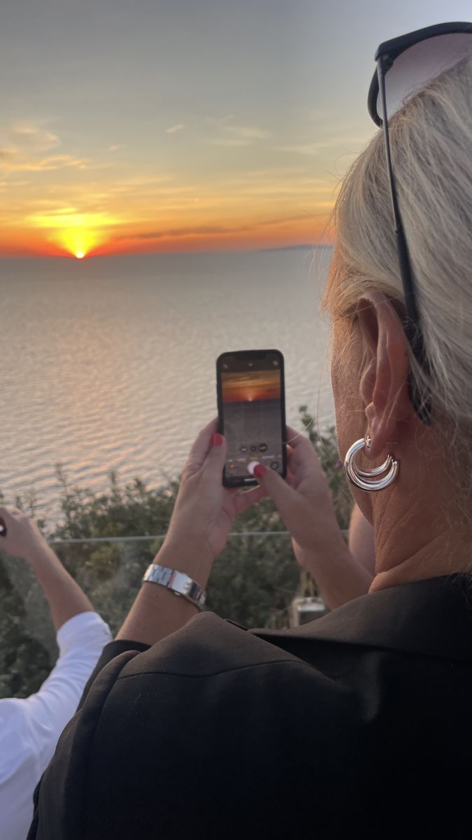 Claudia filmt den Sonnenuntergang am Strand der Playa de Palma – stimmungsvolle Abendstimmung auf Mallorca.
