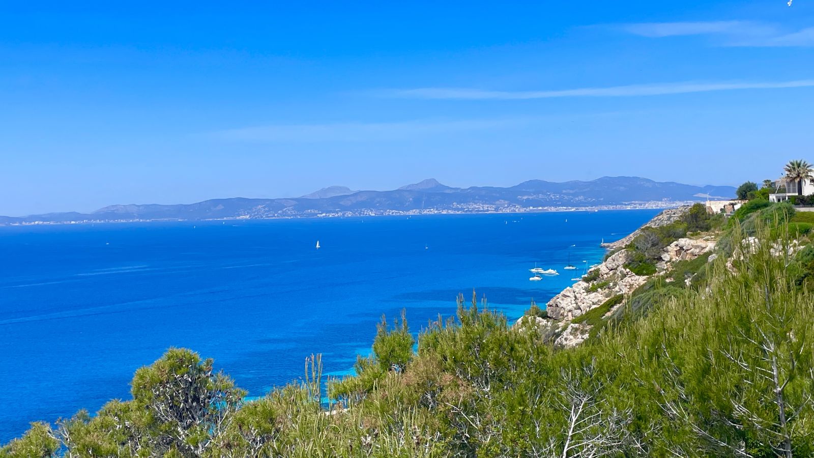 Immobilie auf Mallorca mit Terrasse und weitem Blick auf Meer und Landschaft