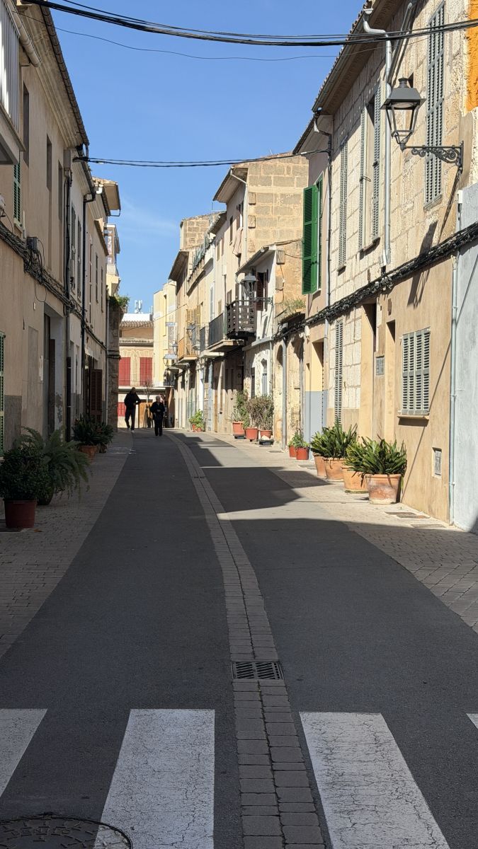 Fußgängerzone in Manacor Mallorca mit Geschäften und Cafés im Stadtzentrum
