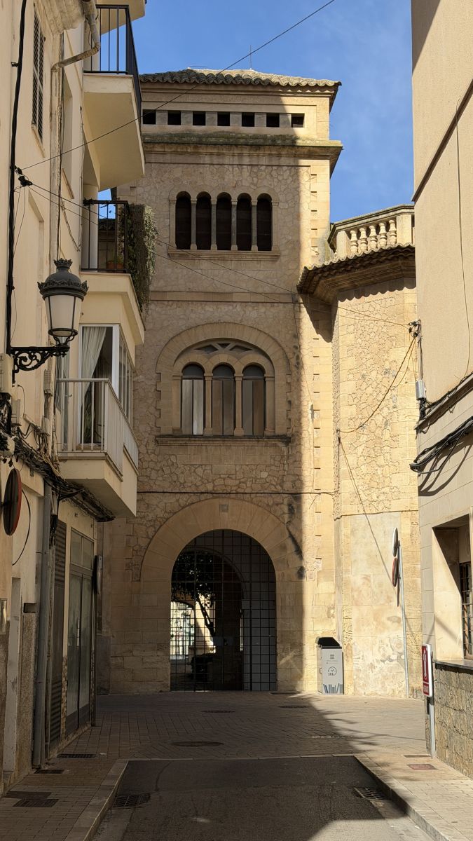 Historischer Klostereingang in Manacor Mallorca mit traditioneller Steinarchitektur