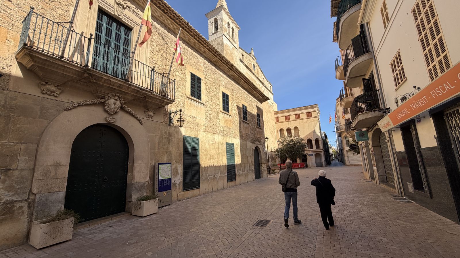 Eingang zur Fußgängerzone im Zentrum von Manacor Mallorca