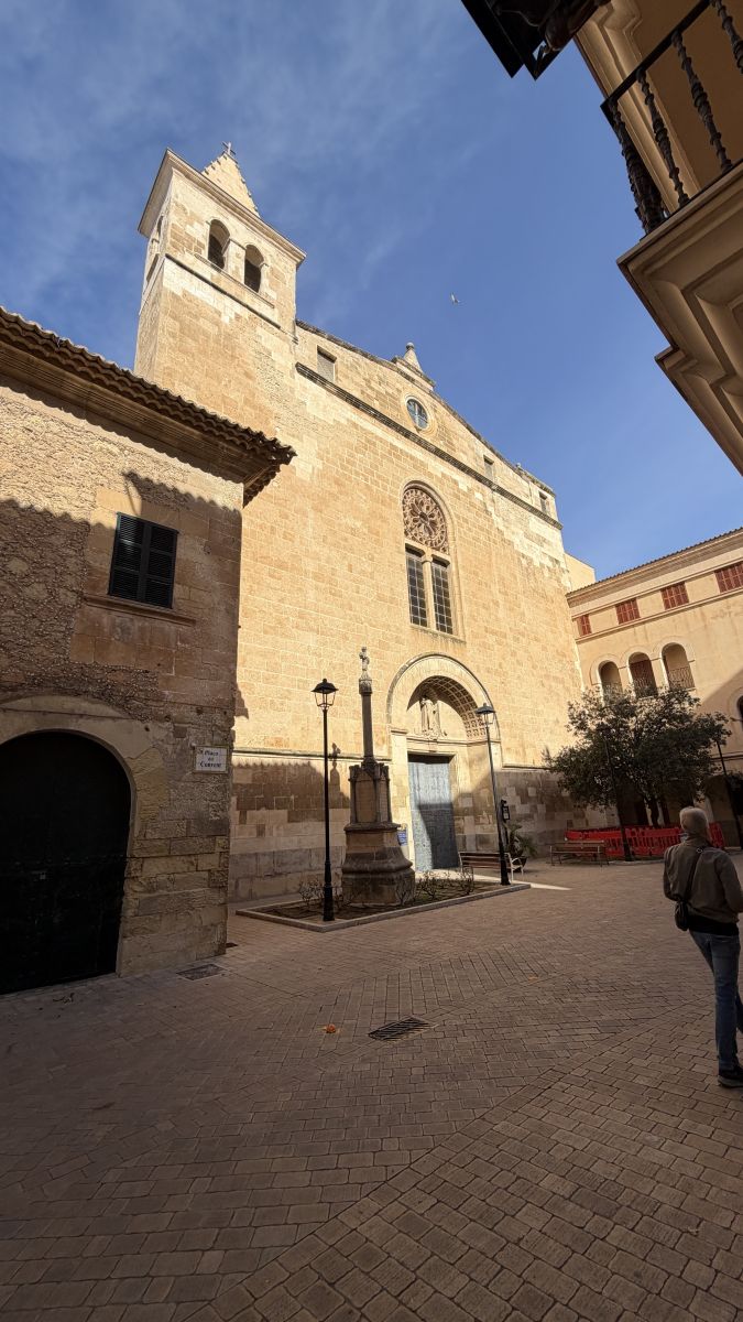 Kloster in Manacor Mallorca frontal fotografiert mit mallorquinischer Architektur