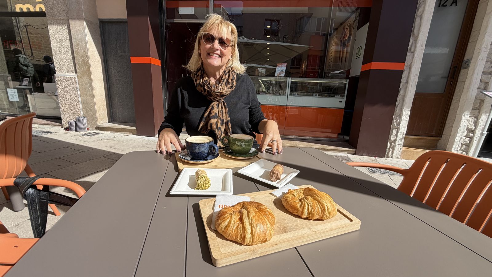 Café in Manacor Mallorca mit Croissant und Café con leche im Stadtzentrum