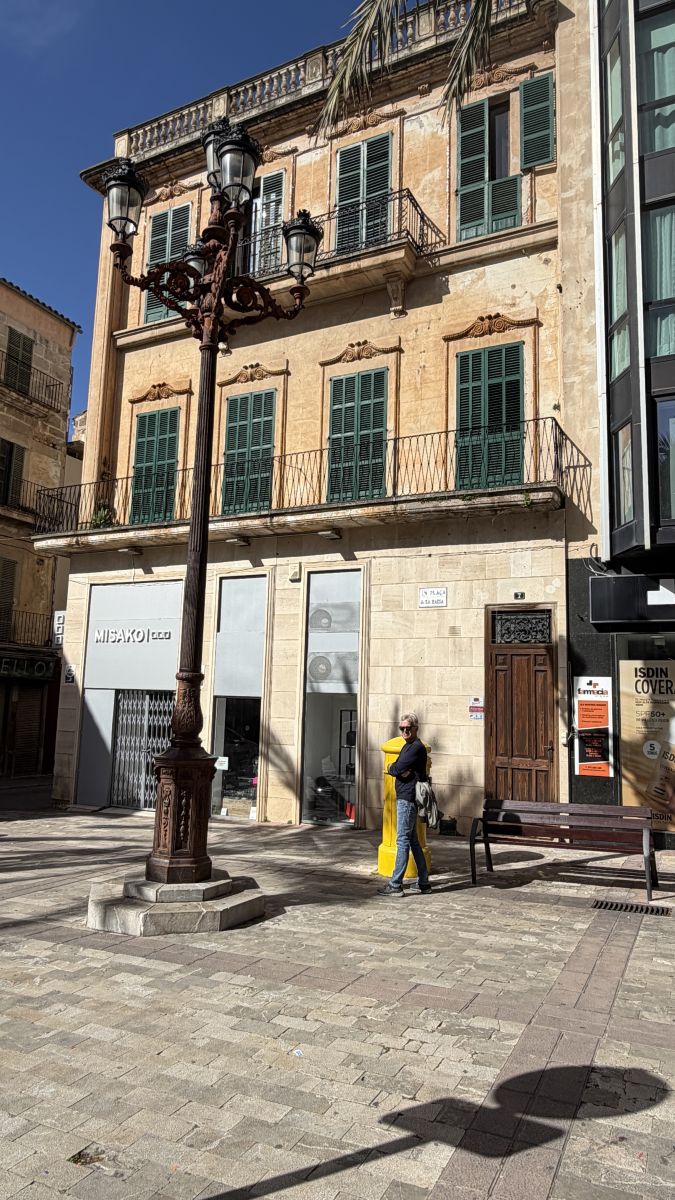 Axel, Immobilienmakler vor dem Rathaus in Manacor Mallorca