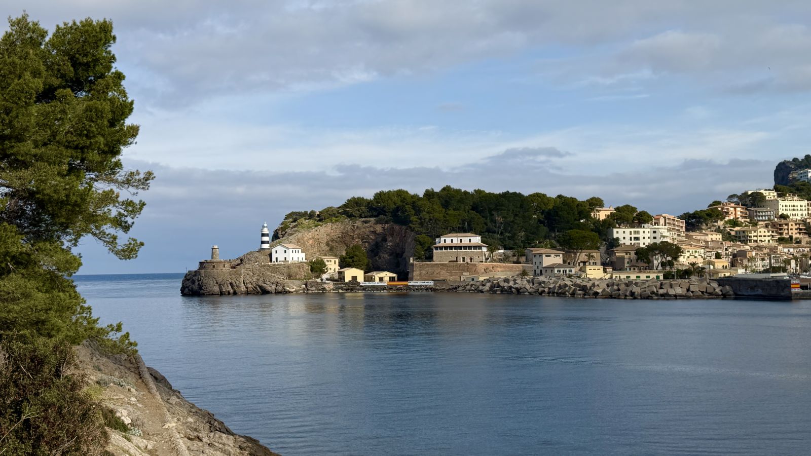 Panoramablick auf das Mittelmeer von der Serra de Tramuntana
