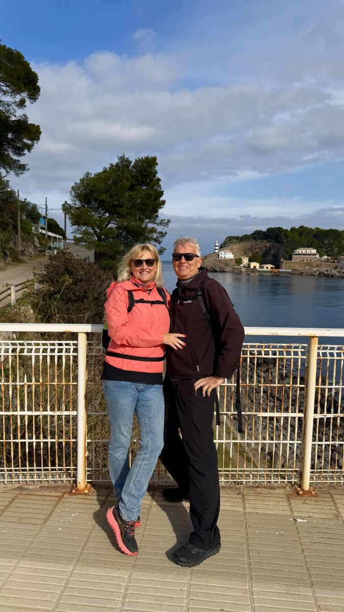 Claudia und Axel mit Blick auf das Mittelmeer