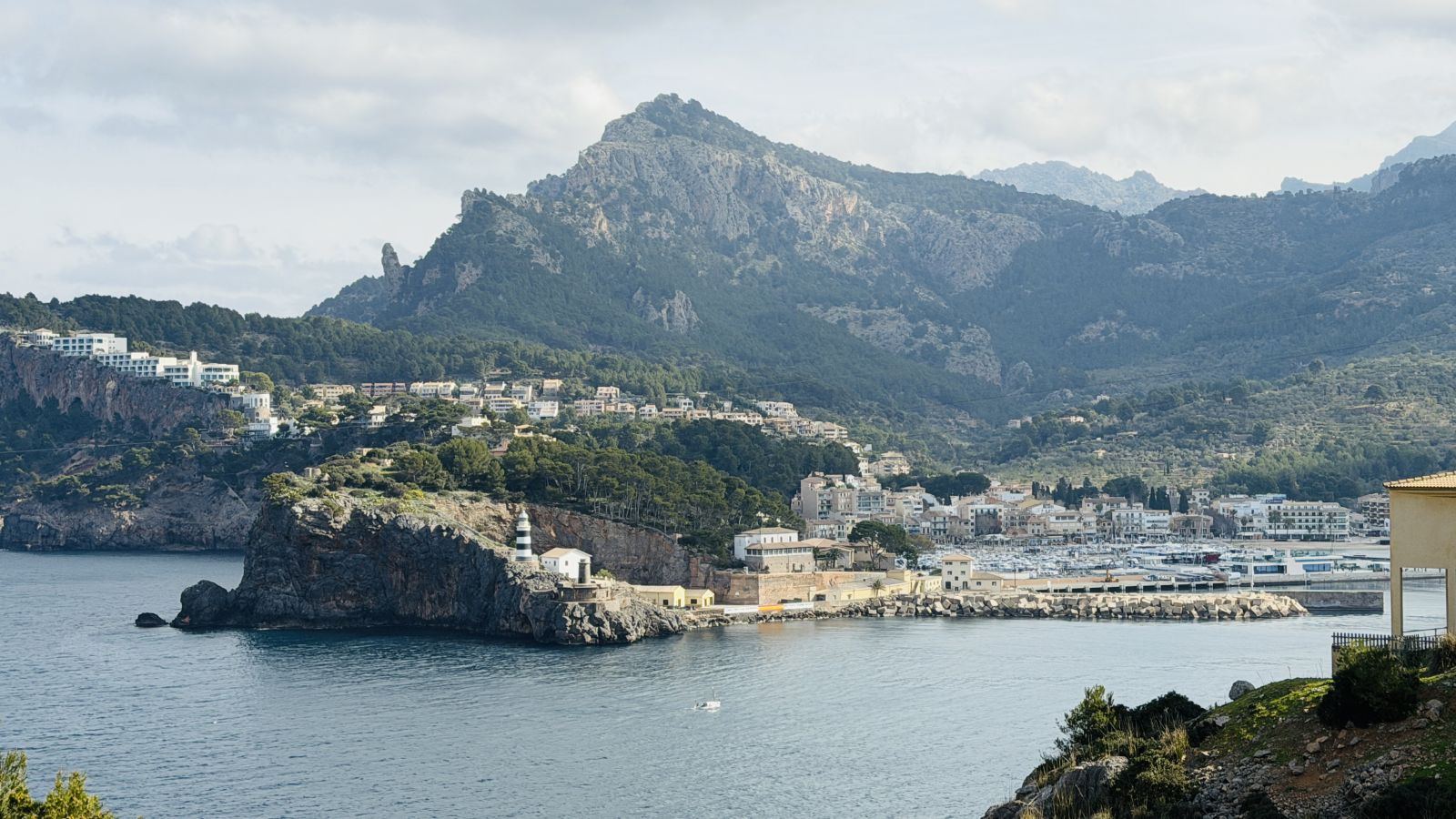 Mediterranes Meer und Küstenlandschaft von Mallorca