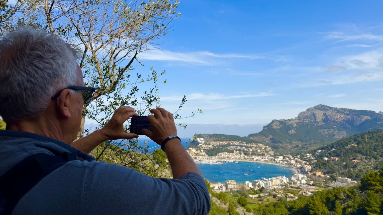Axel auf dem Wanderweg mit Blick auf das Mittelmeer